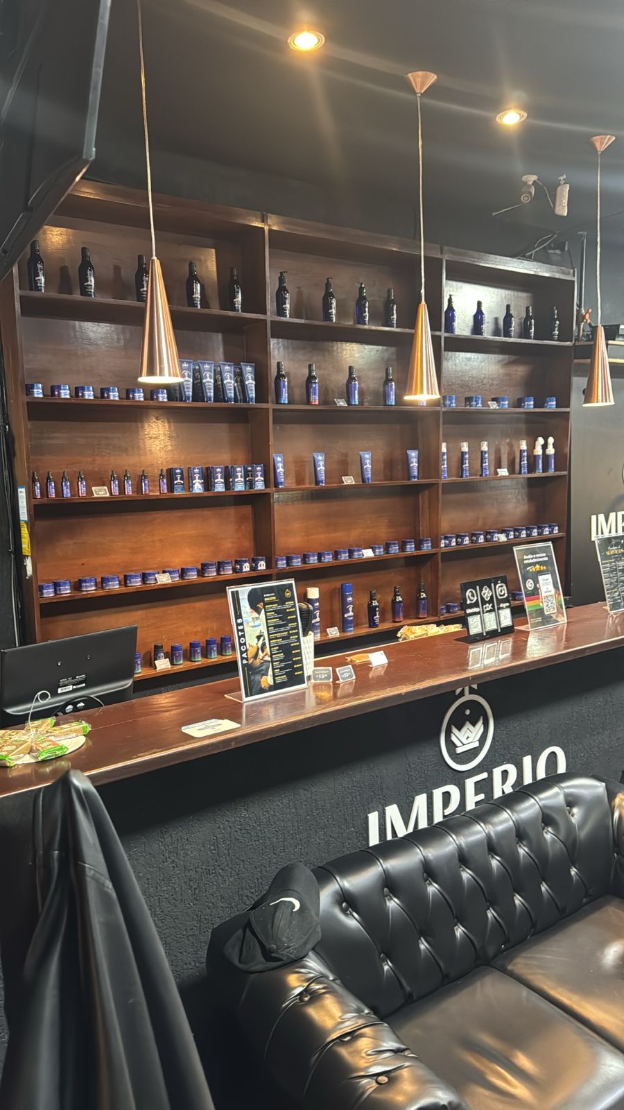 Barba feita com navalha em barbearia