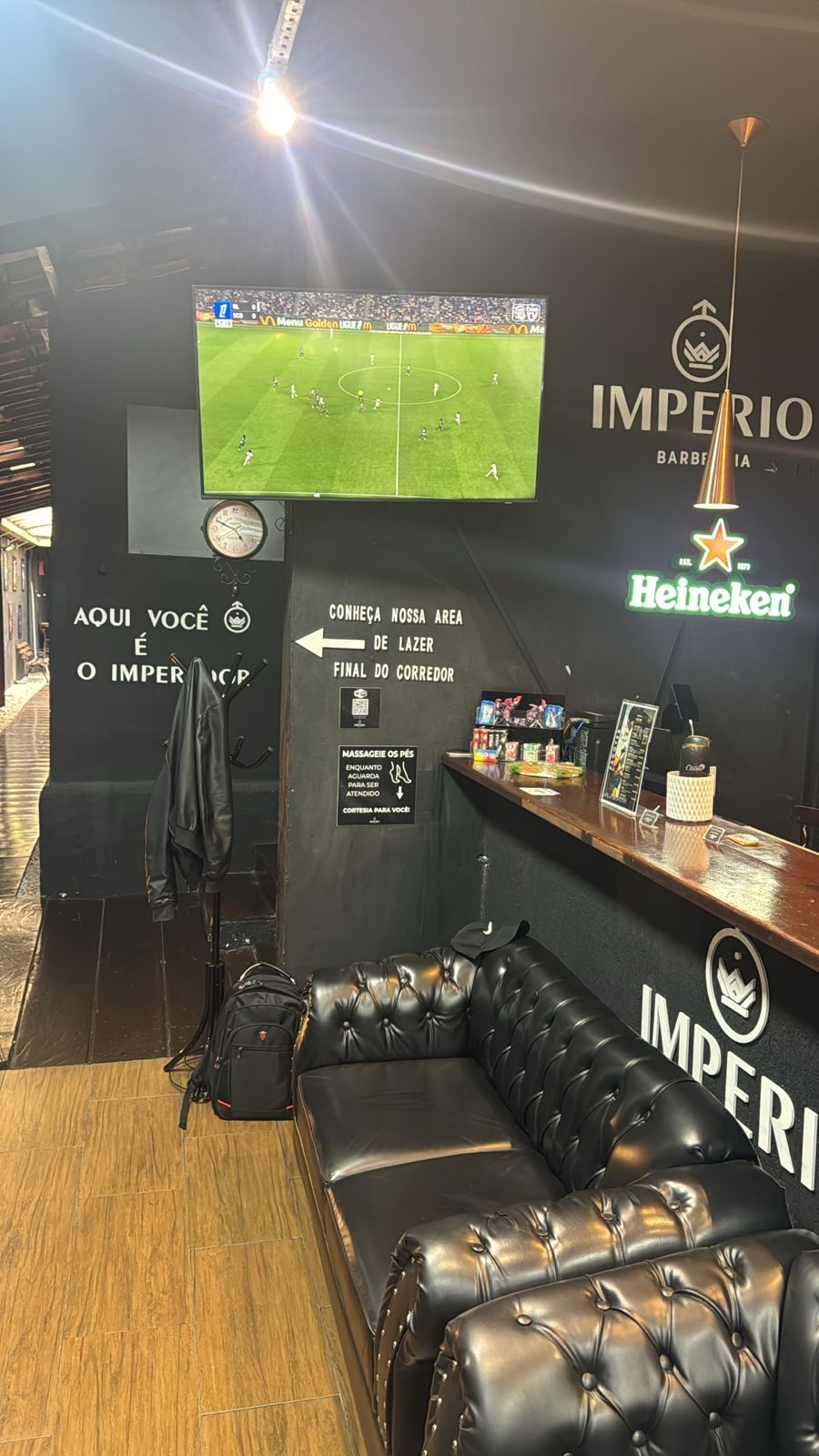 Barbeiro finalizando corte masculino