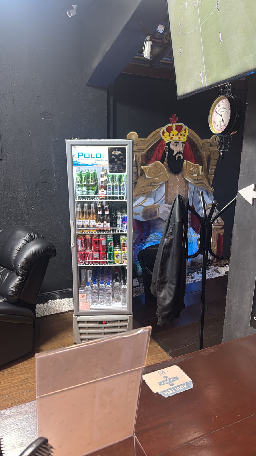 Cliente fazendo barba com toalha quente